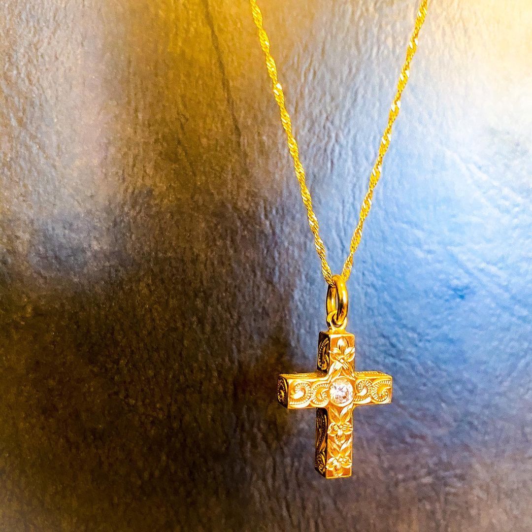 クロスペンダント（イエローゴールド） - ハワイアンジュエリー Lono